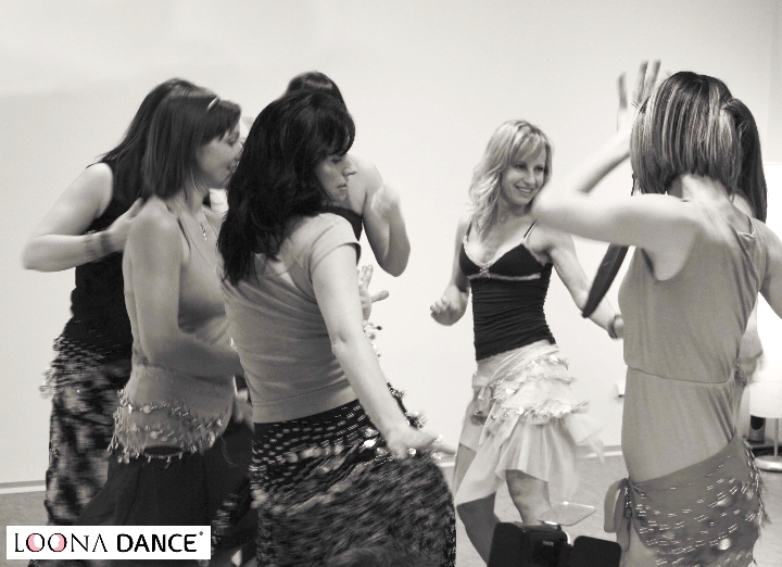 Loona dance - a women's circle in English