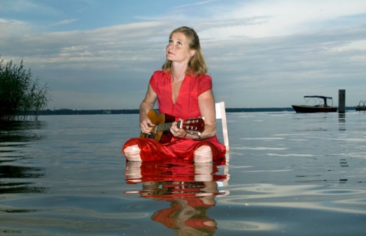 Bernadette La Hengst: Save The World With This Melody